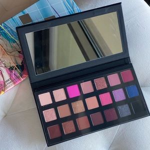 Sipping pretty eye shadow palette by Kylie Jenner